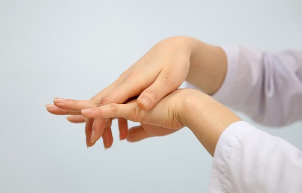 Khớp ngón tay dễ bị đau nhức do vận động nặng